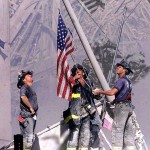 9-11 Vatrogasci podižu zastavu