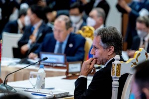 US Secretary of State Antony Blinken, foreground, and Russian Foreign Minister Sergey Lavrov at a foreign ministers meeting in Cambodia. (Courtesy photo for education only)